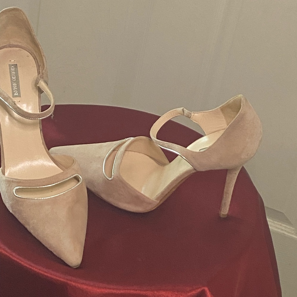 Absolutely stunning Armani pumps!